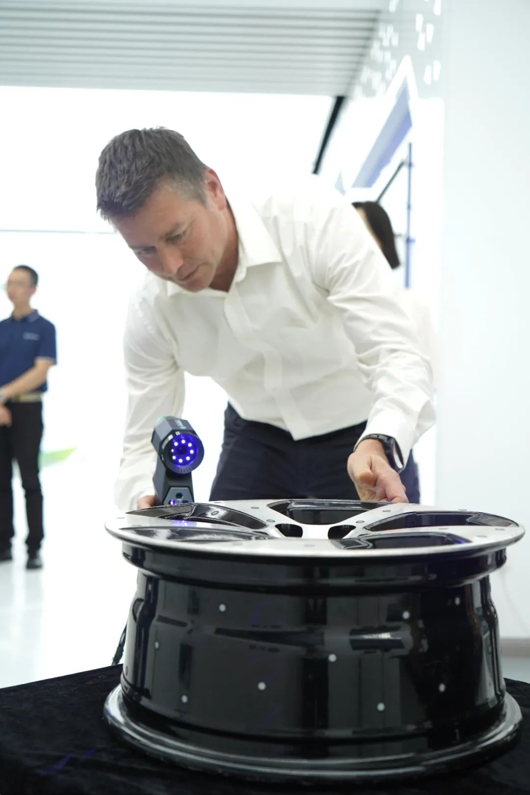 ?？怂箍当銛y式計(jì)量設(shè)備總經(jīng)理BITZI Pirmin、首席激光追蹤研發(fā)總監(jiān)MAKSIMOVIC Veroljub等率代表團(tuán)再次到訪(fǎng)中觀