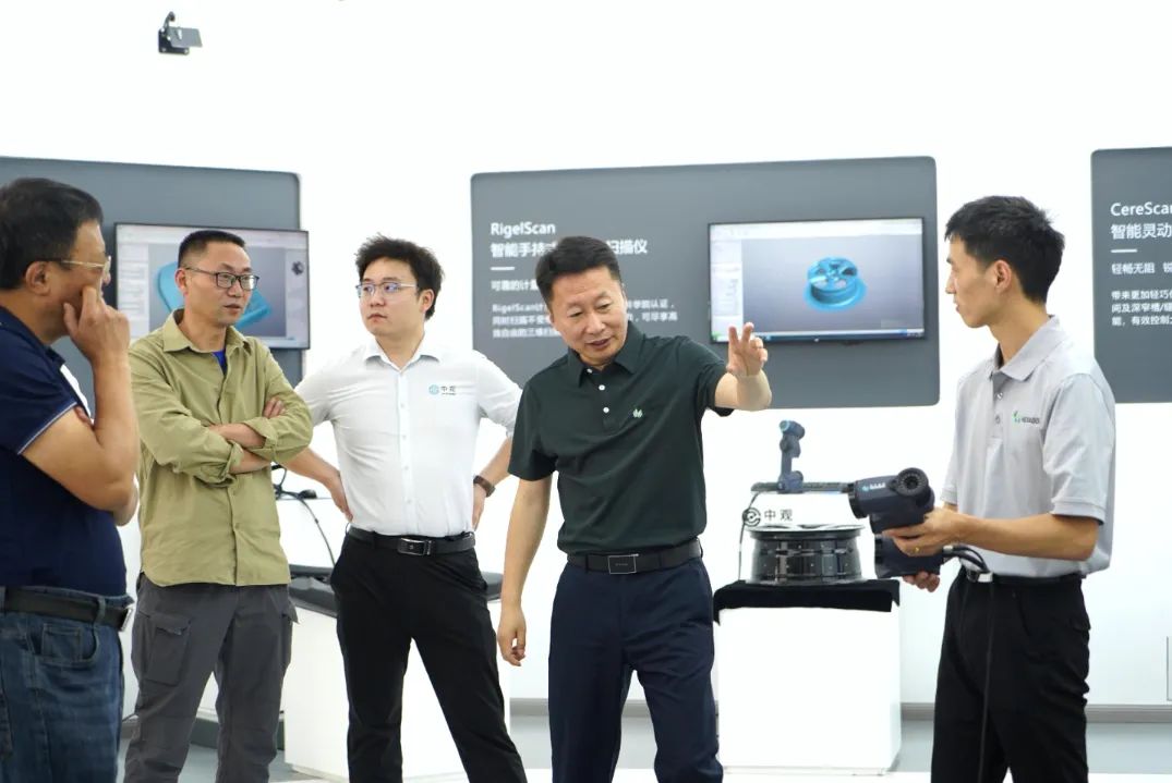 王浩副總裁向參觀團(tuán)闡釋了?？怂箍导瘓F(tuán)在測(cè)量領(lǐng)域的全球化戰(zhàn)略布局