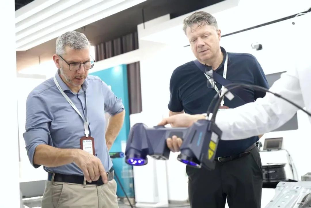 ?？怂箍等蜻\(yùn)營(yíng)/制造GEO副總裁LAMPRECHT Roland、研發(fā)RC副總裁WALSER Bernd等組成的代表團(tuán)蒞臨中觀